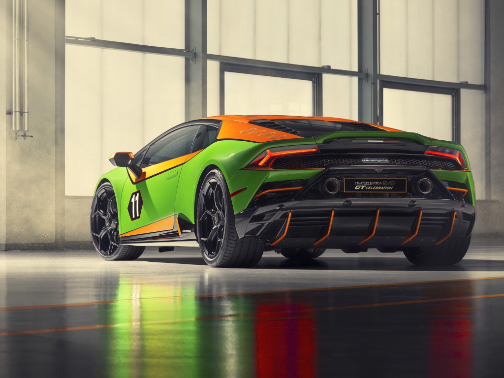 Спортивный автомобиль Lamborghini Huracan EVO GT, 2020 года вид сзади