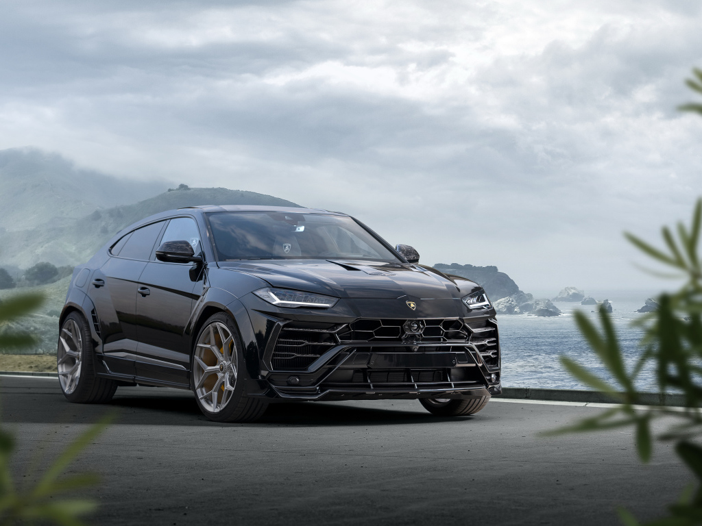 Стильный черный автомобиль  Lamborghini Urus Esteso 2019 года у моря