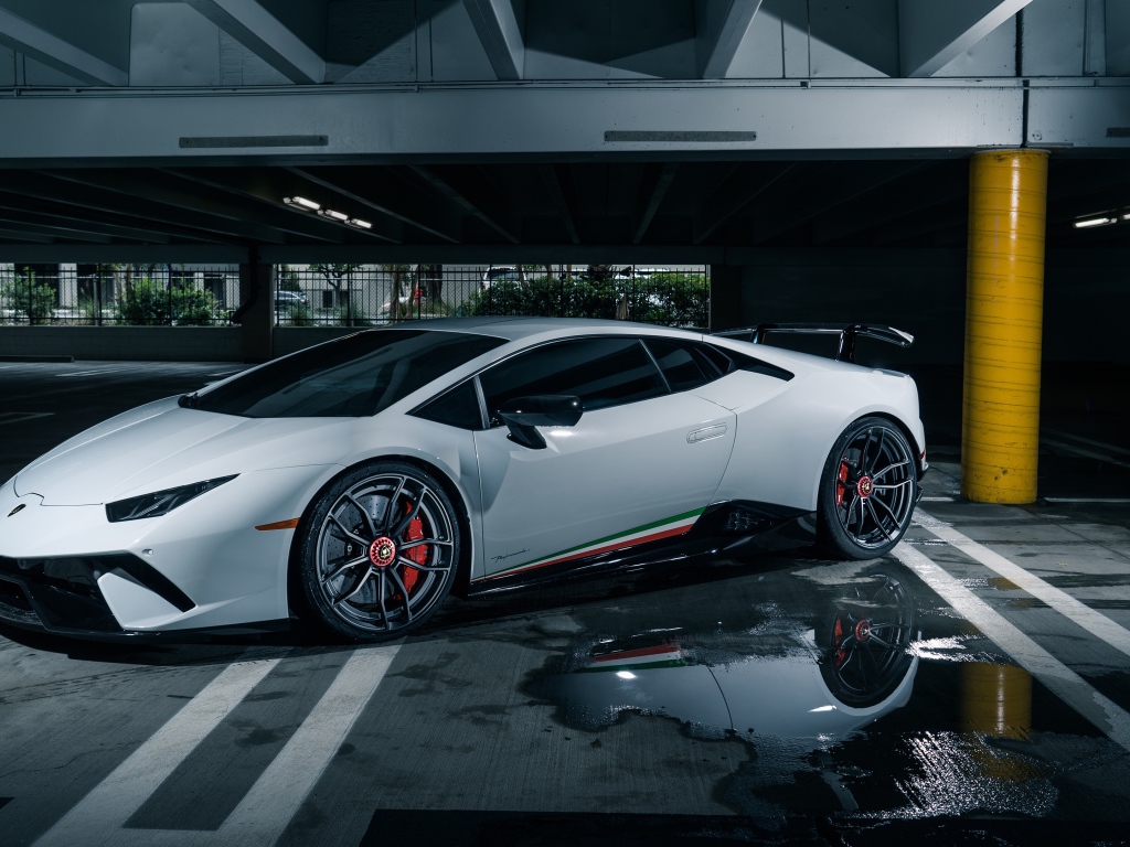 Белый спортивный автомобиль Lamborghini Aventador на подземной парковке