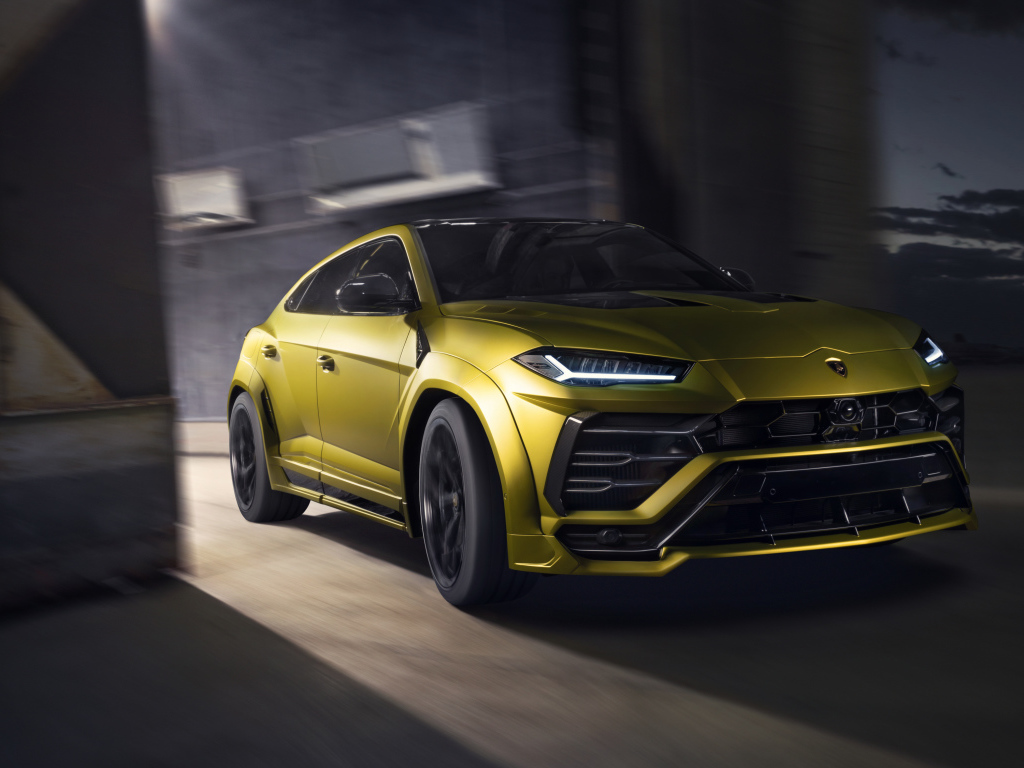 Желтый автомобиль  Lamborghini Urus Esteso 2019 года выезжает из гаража