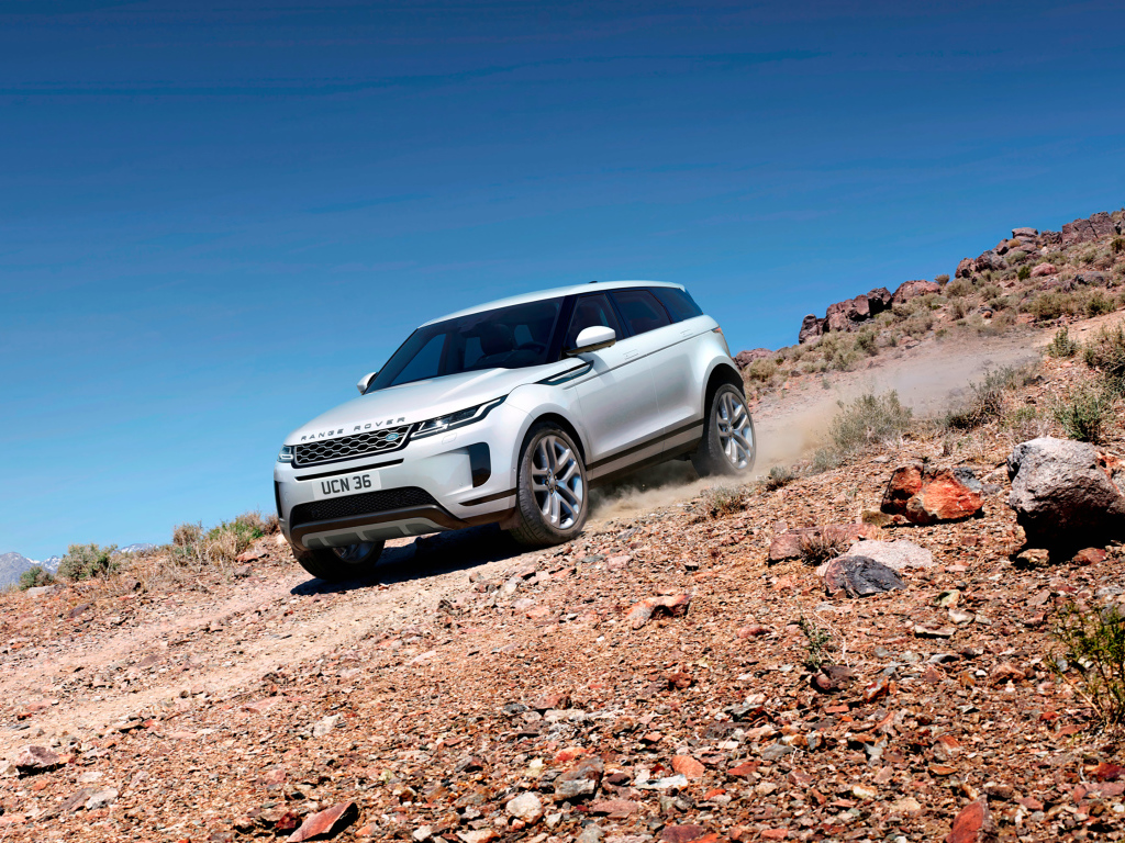 Белый внедорожник Range Rover Evoque D240 HSE 2019 года на бездорожье 