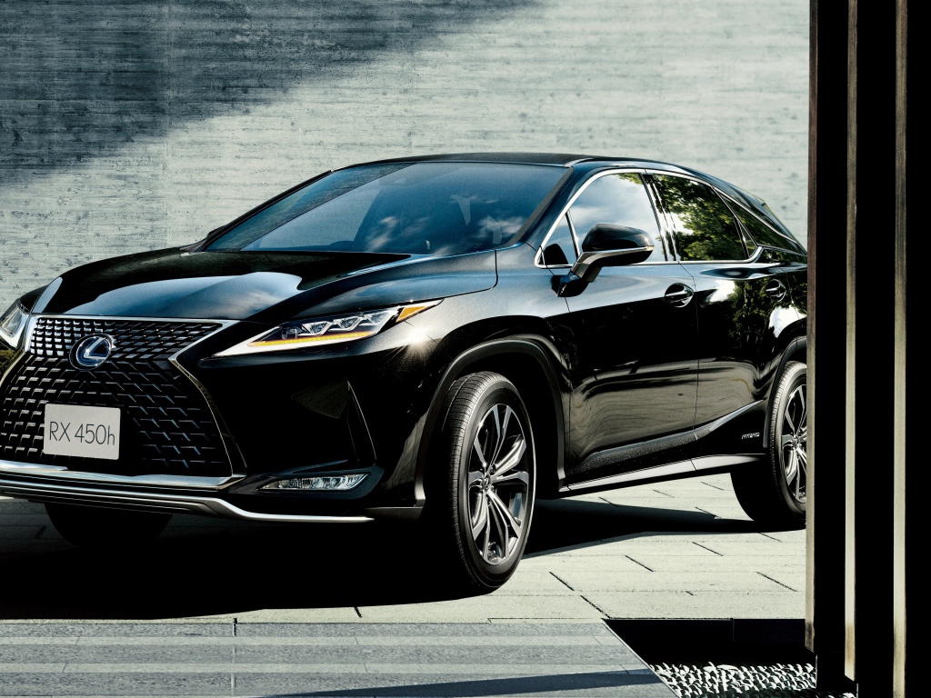 Черный автомобиль Lexus RX 450h 2019 года в гараже