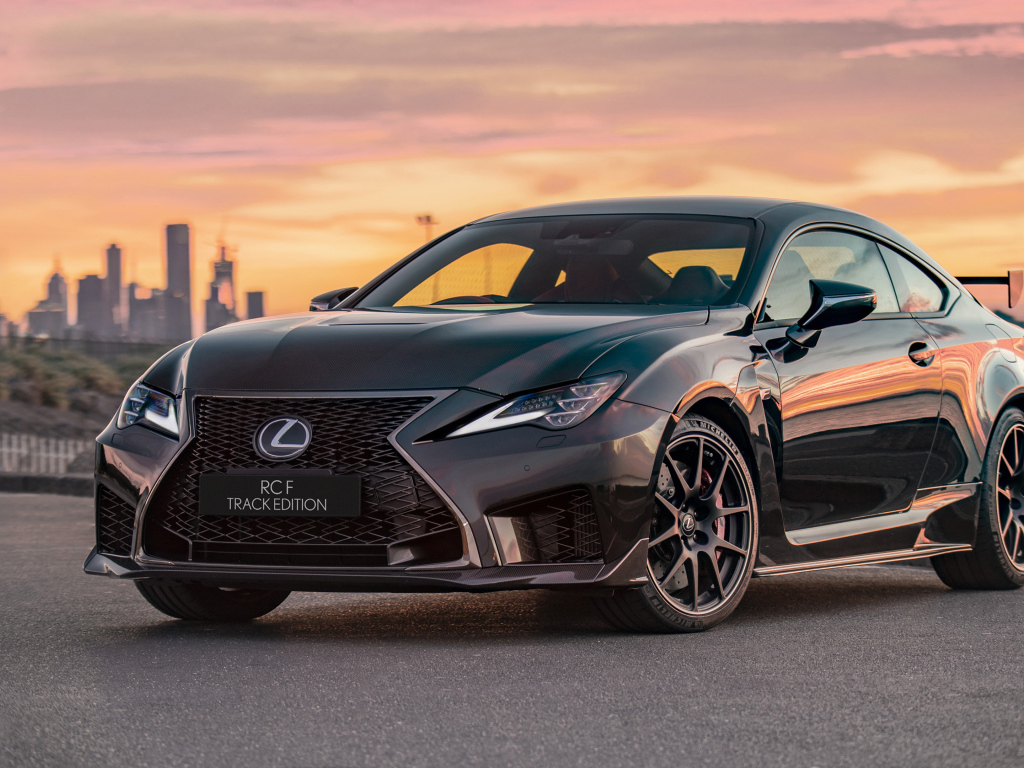 Черный дорогой автомобиль Lexus RC F Track Edition 2019 года 