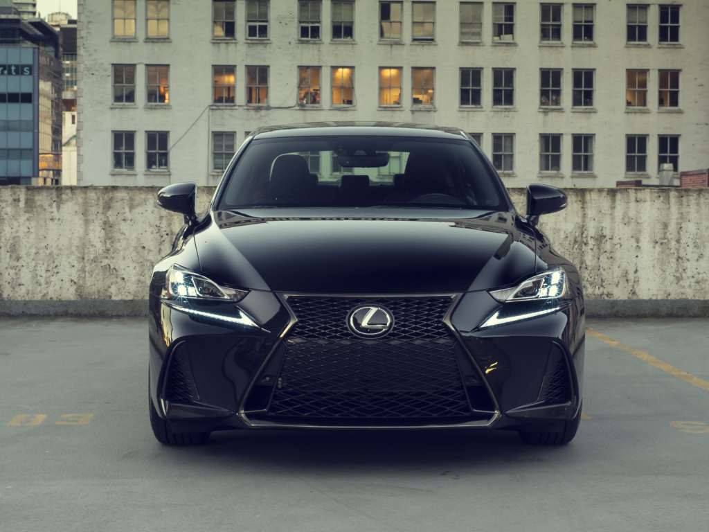 Стильный черный Lexus IS 300 на фоне здания 