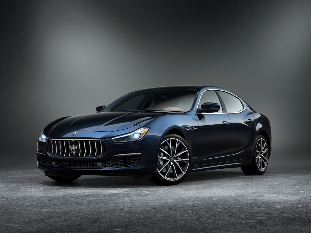 Автомобиль Maserati Ghibli GranLusso, 2019 года на сером фоне