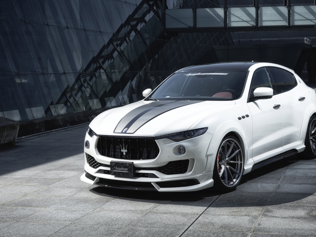 Белый автомобиль  Maserati Levante в здании