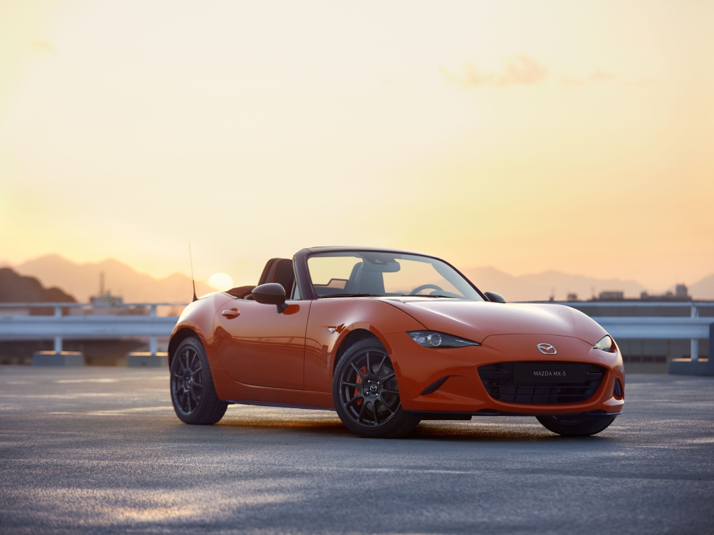 Красный автомобиль Mazda MX-5 на фоне неба