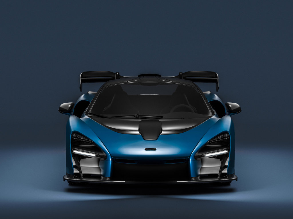 Синий спортивный автомобиль McLaren Senna CGI  вид спереди