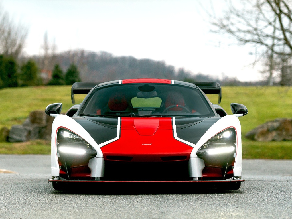 Спортивный автомобиль McLaren MSO Senna вид спереди 