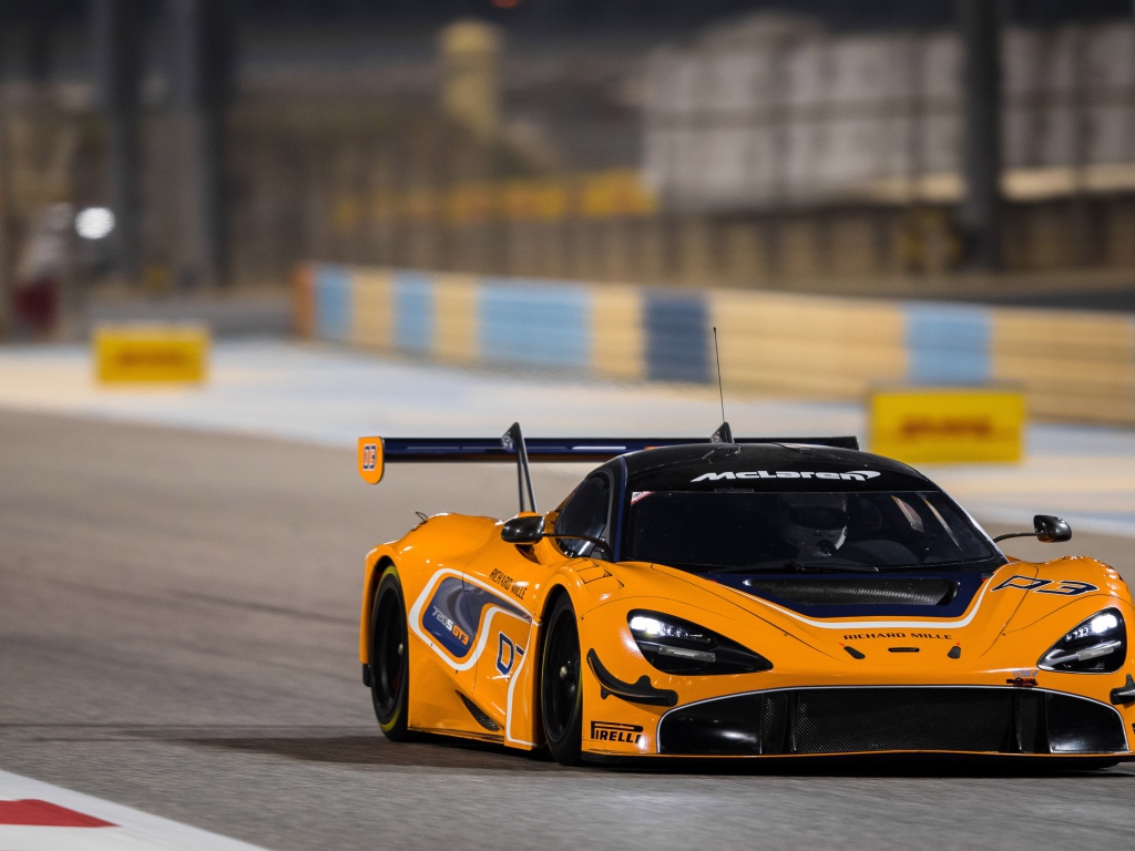 Оранжевый спортивный автомобиль McLaren 720S GT3 на гоночной трассе 