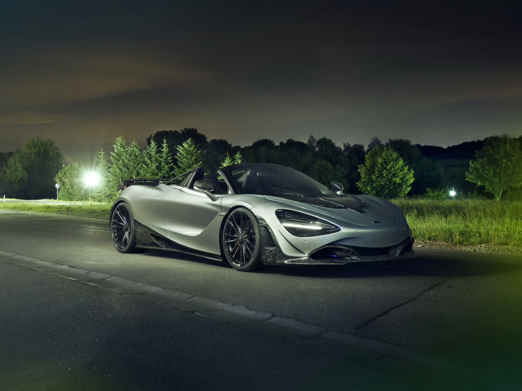 Серебристый автомобиль McLaren 720S Spider 2019 года ночью на дороге