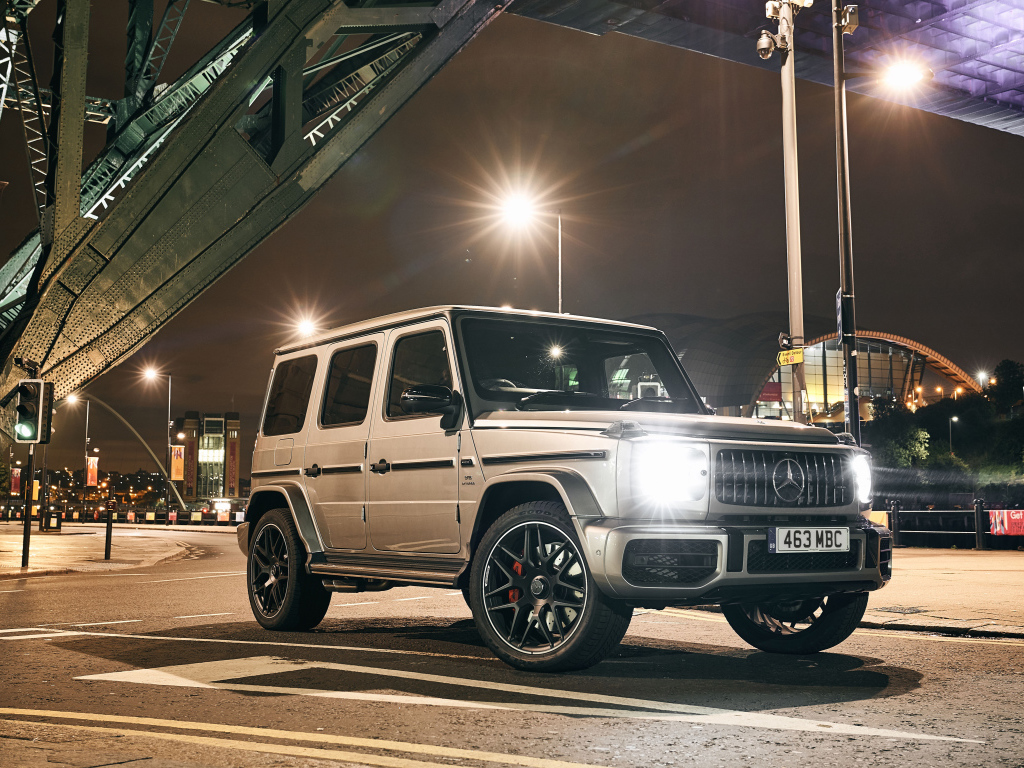 Джип Mercedes-AMG G 63 2018 года с включенными фарами