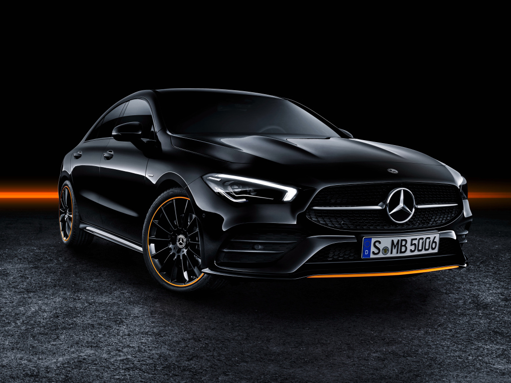 Черный Mercedes-Benz CLA 250 AMG, 2019 года на черном фоне