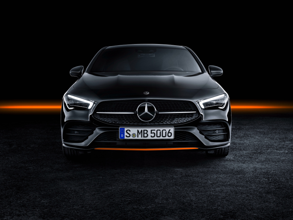 Черный автомобиль Mercedes-Benz CLA 250 AMG, 2019 года на черном фоне