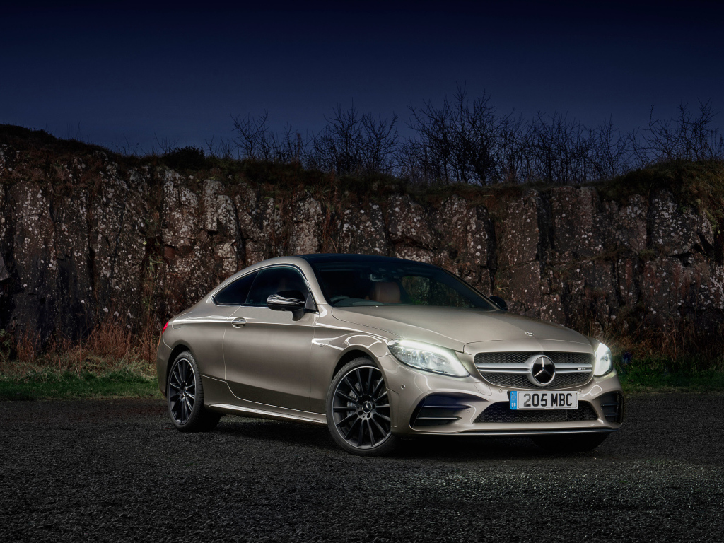 Автомобиль Mercedes-AMG C 43, 2019 года на фоне гор