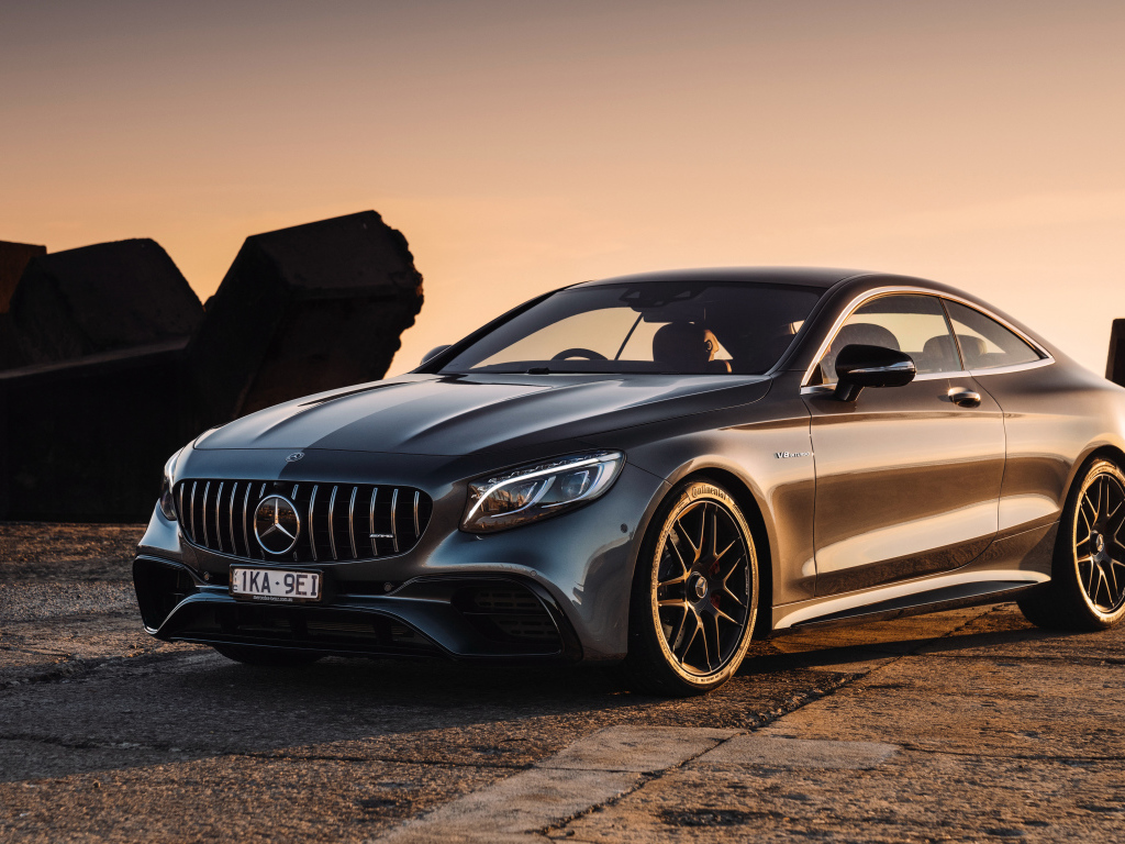 Автомобиль Mercedes-AMG S 63 в лучах солнца