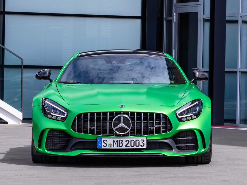 Зеленый автомобиль Mercedes-AMG GT R 2019 года вид спереди