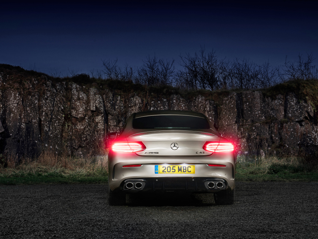 Автомобиль Mercedes-AMG C 43, 2019  года вид сзади