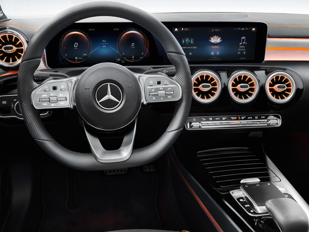Салон автомобиля Mercedes-Benz CLA 250, 2019 года 