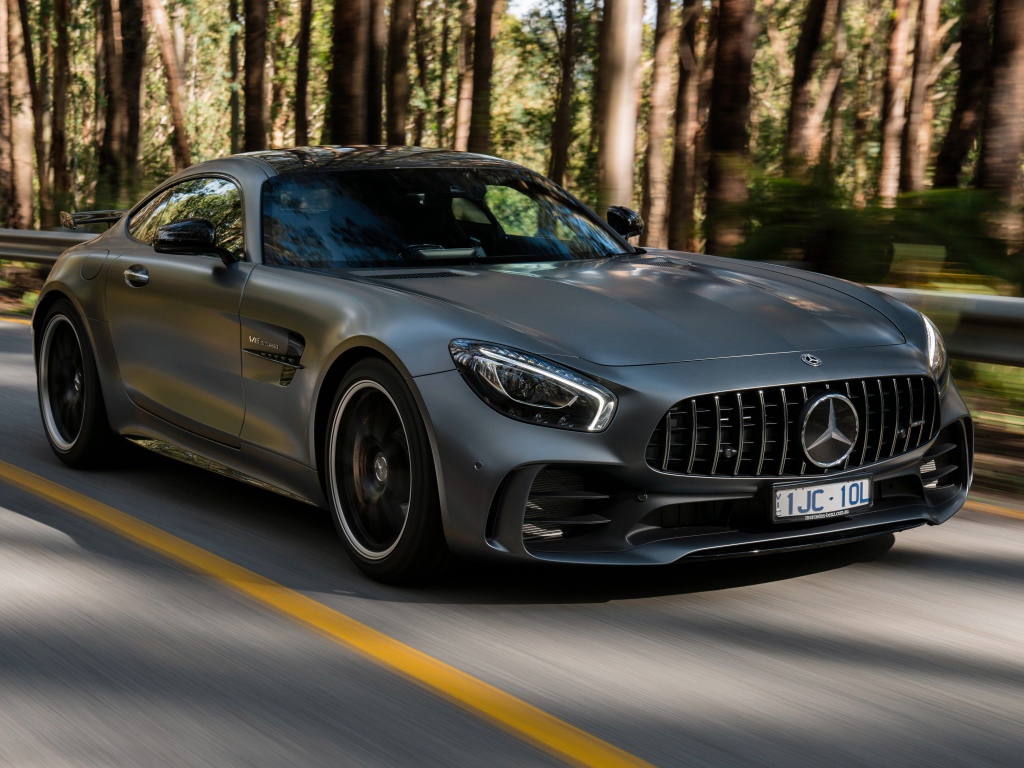 Серебристый автомобиль Mercedes-Benz AMG GT R, 2018 года на трассе