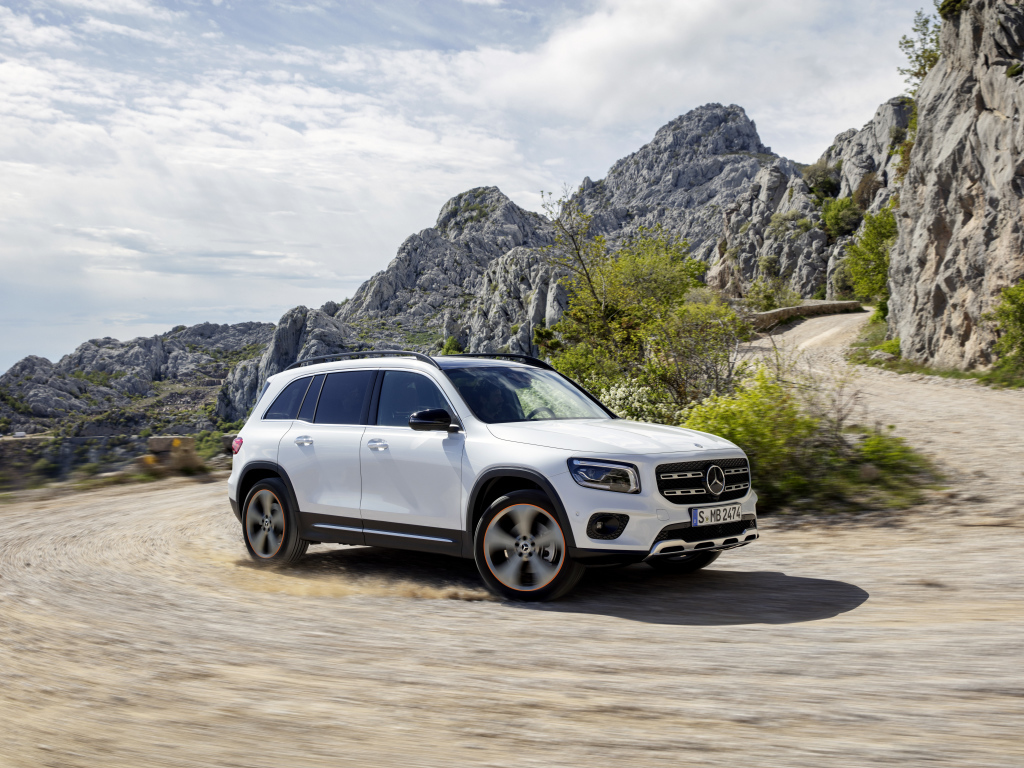 Белый внедорожник Mercedes-Benz GLB-Class в горах