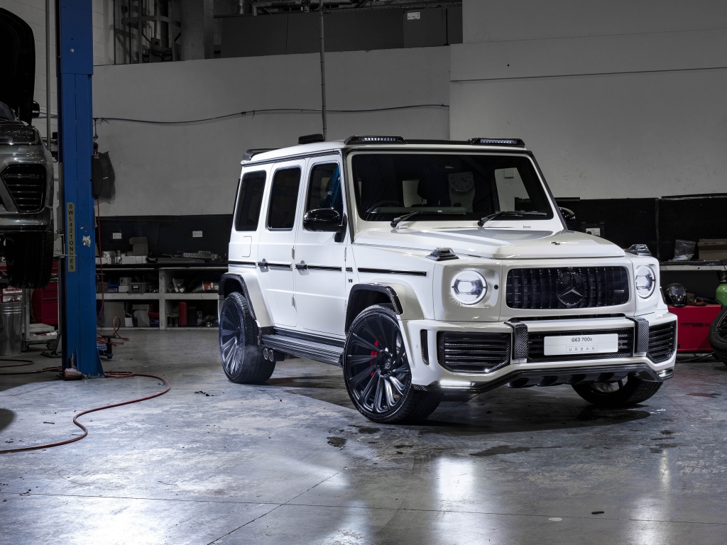 Белый внедорожник Mercedes-AMG G 63,  2019 года в гараже