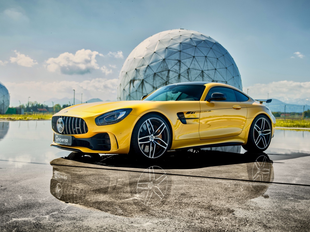 Желтый автомобиль Mercedes-AMG GT R, 2019 года на фоне шара