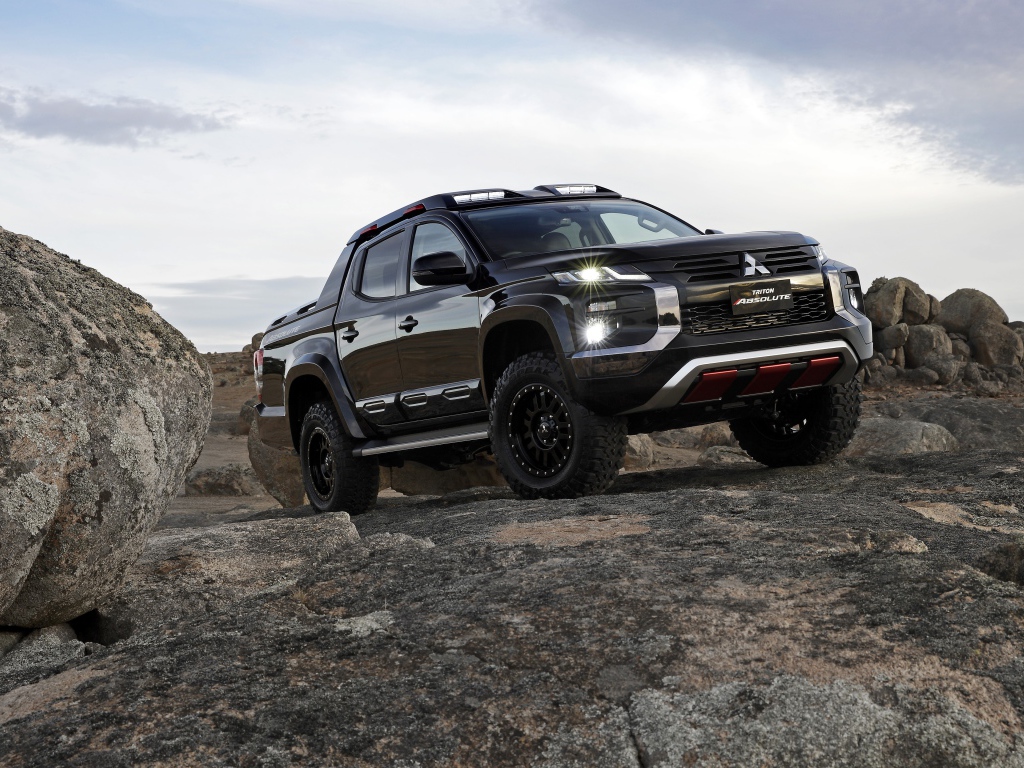 Внедорожник Mitsubishi Triton Absolute 2019 года в горах 