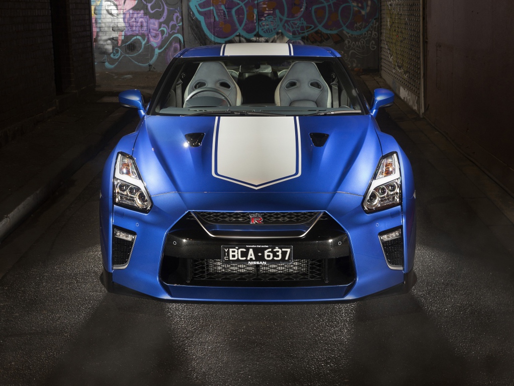 Спортивный автомобиль Nissan GT-R 50th Anniversary 2019 года