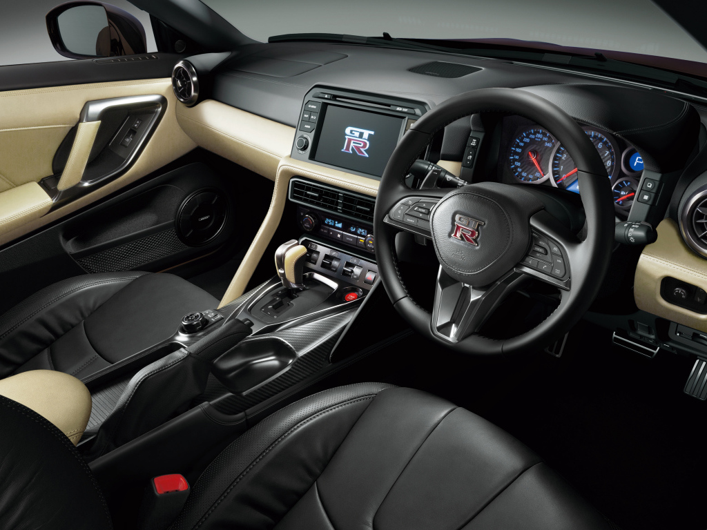 Кожаный стильный салон автомобиля Nissan GT-R Naomi Osaka 2019 года