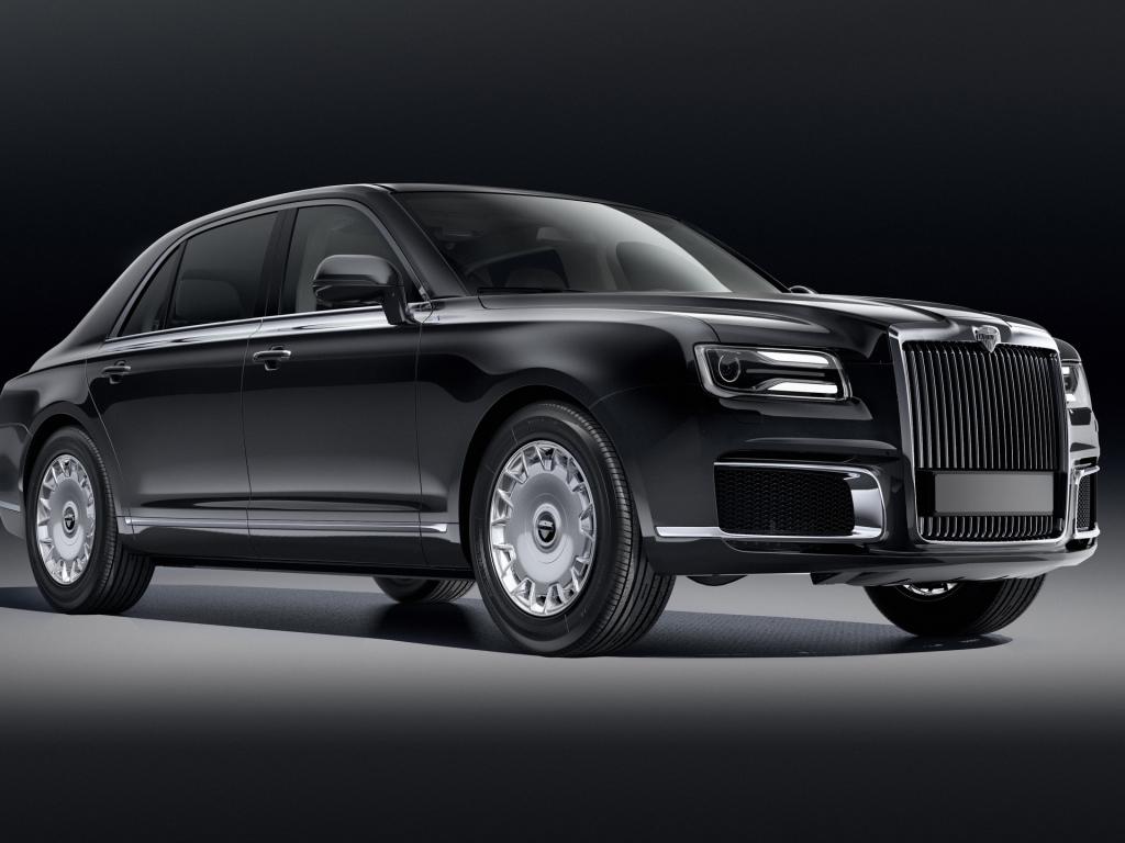 Черный автомобиль Aurus Sena 2018 года на сером фоне