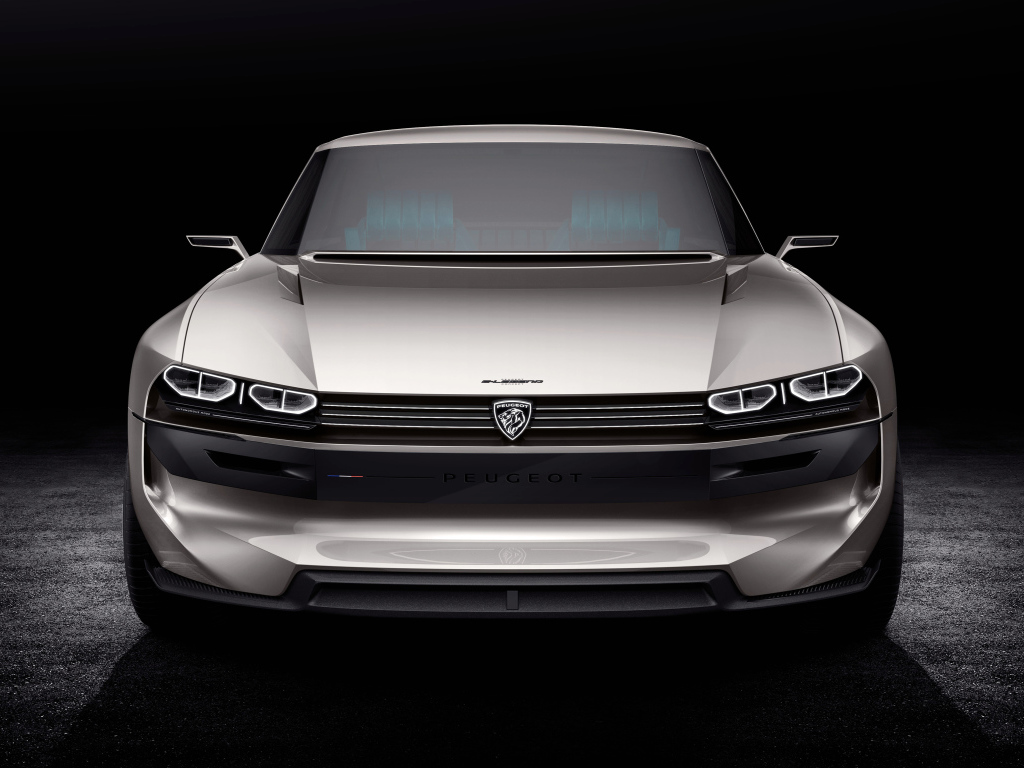 Серебристый автомобиль Peugeot E-Legend Concept на черном фоне