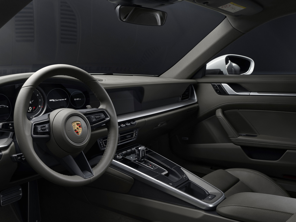 Черный салон автомобиля Porsche 911 Carrera 4 2019  года