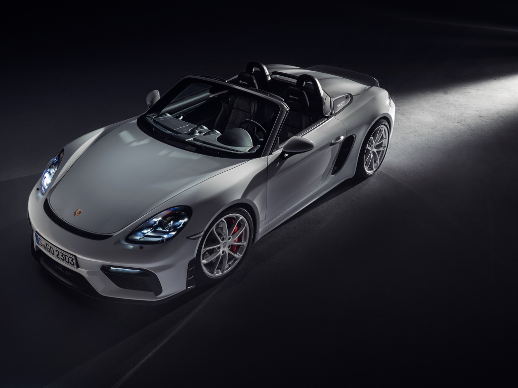 Кабриолет Porsche 718 Spyder 2019, года на сером фоне