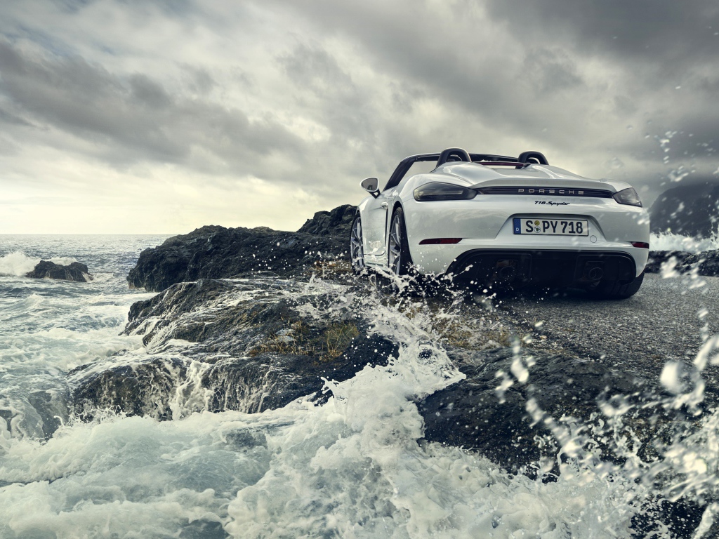 Автомобиль Porsche 718 Spyder, 2019 года стоит у воды