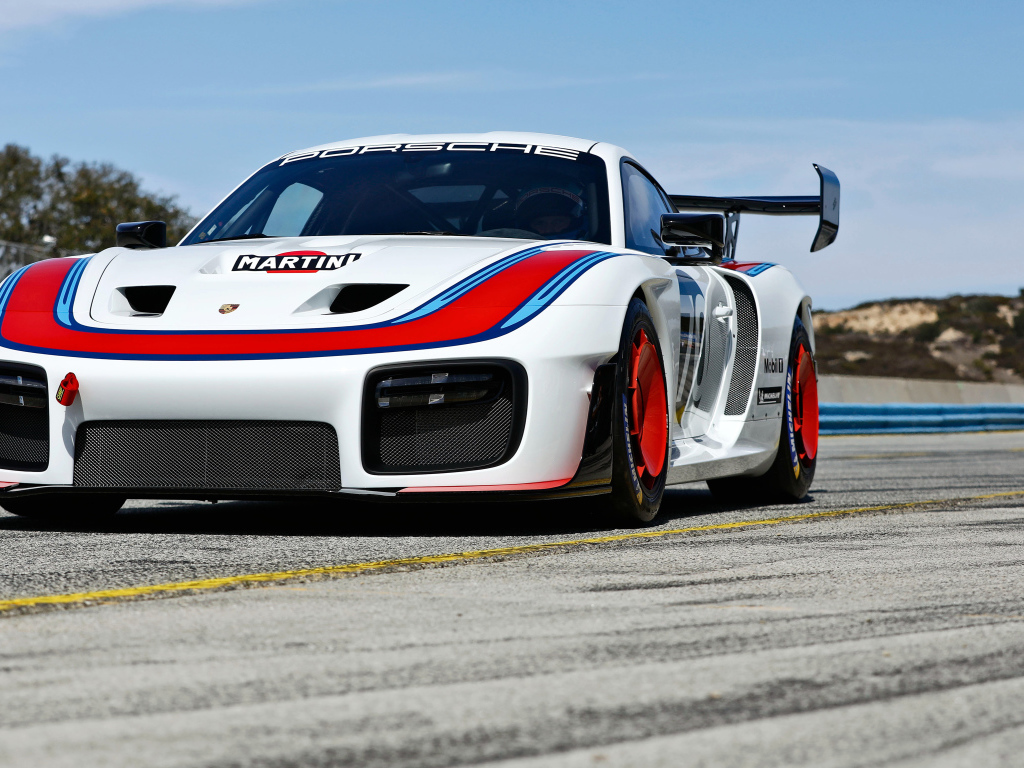 Гоночный автомобиль Porsche 935, 2019 года на трассе