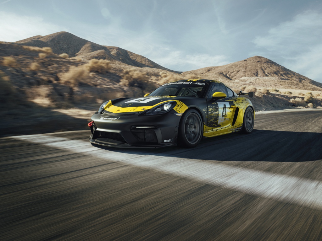 Спортивный автомобиль Porsche Cayman GT4 на трассе 