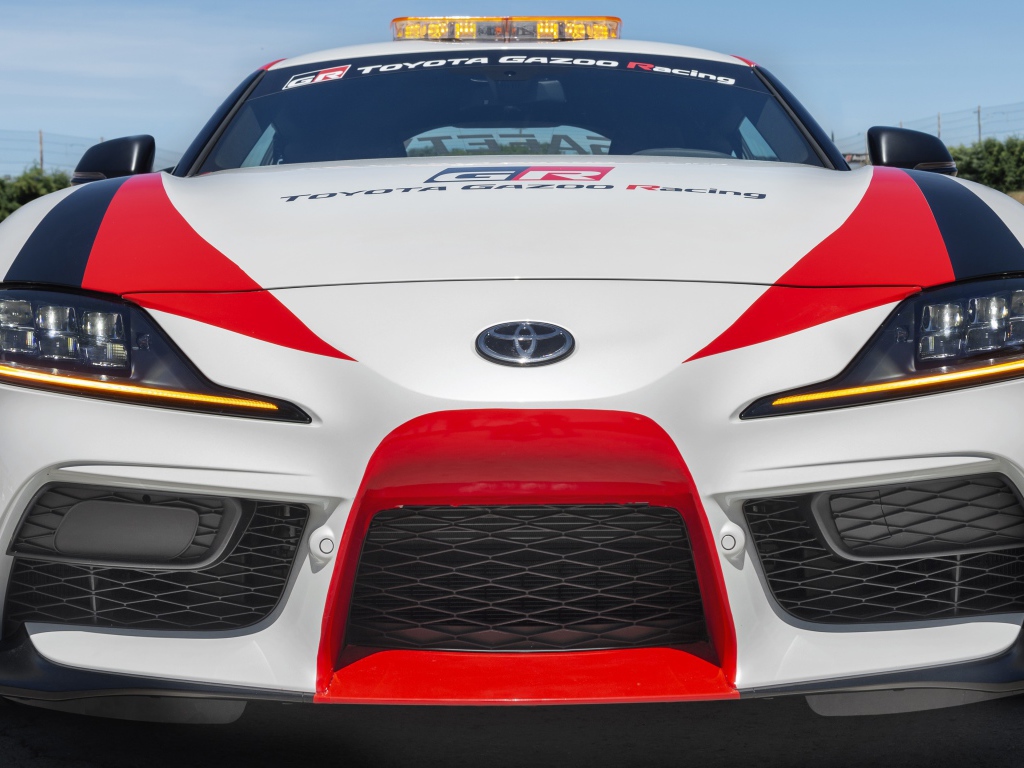 Автомобиль Toyota GR Supra Safety Car, 2019 года крупным планом