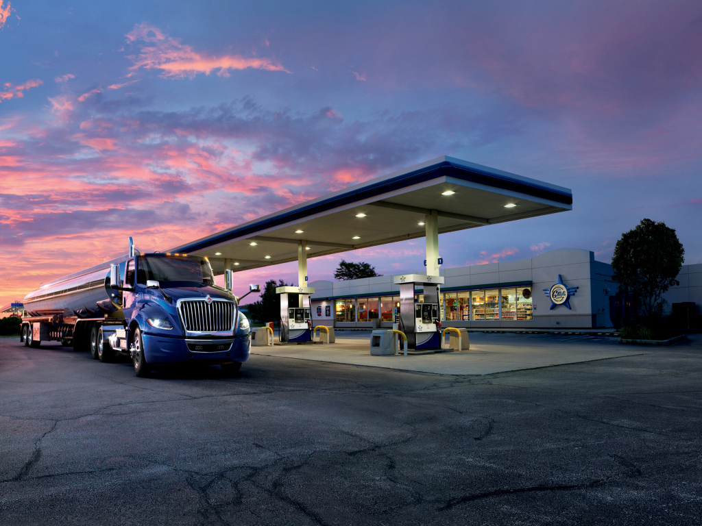 Большой синий грузовик на заправке