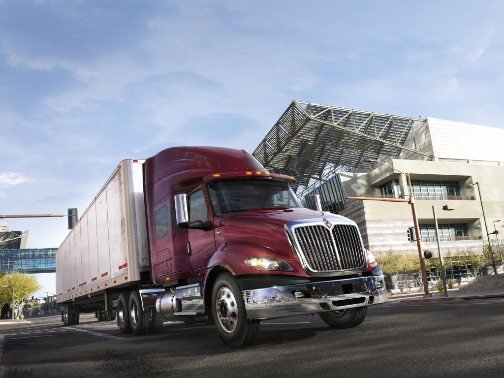 Большой грузовик в городе