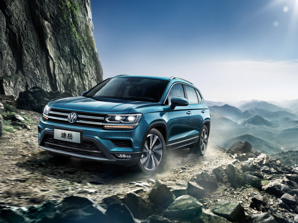 Синий внедорожник Volkswagen Tharu 2018 года в горах 