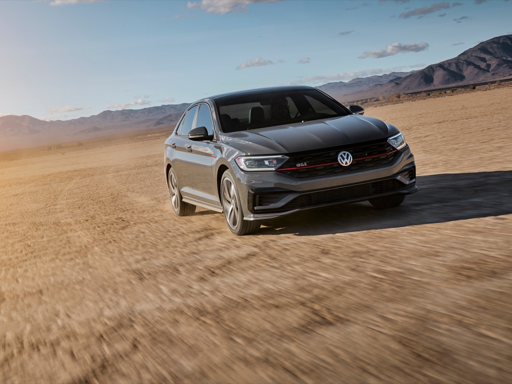 Автомобиль Volkswagen Jetta в пустыне