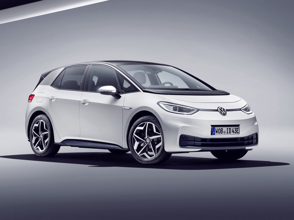 Белый Volkswagen ID.3 1st 2019 года на сером фоне