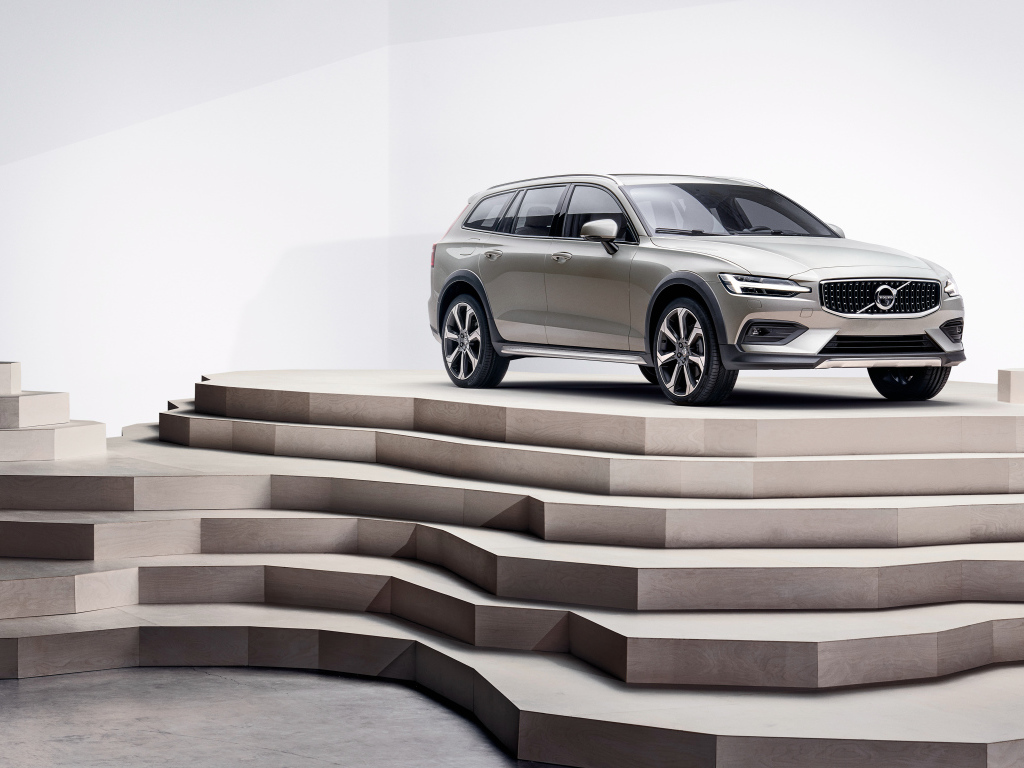 Серебристый автомобиль Volvo V60 T5  на пьедестале 