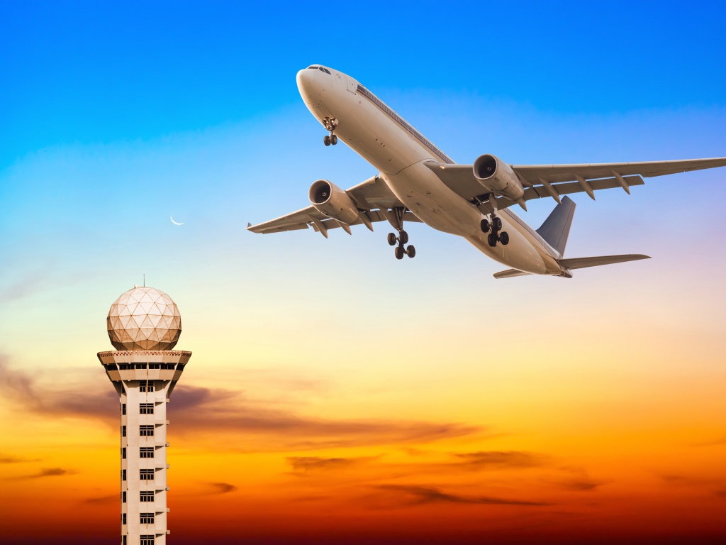 Самолет в небе над телебашней