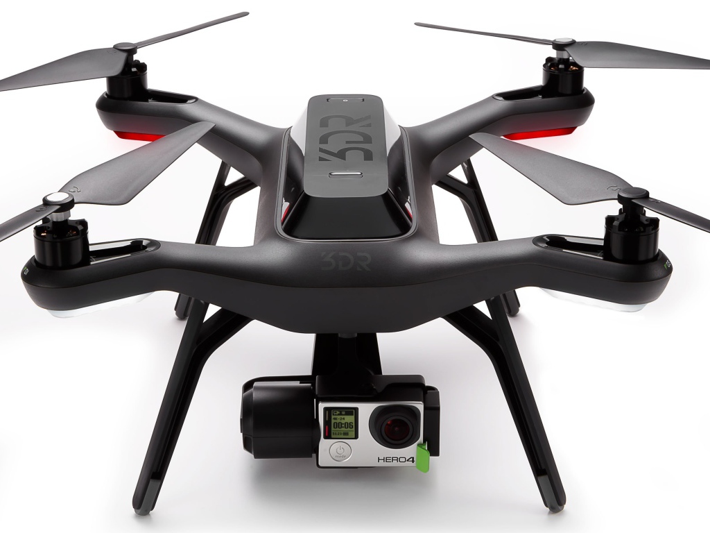Черный квадрокоптер 3DR Solo на белом фоне