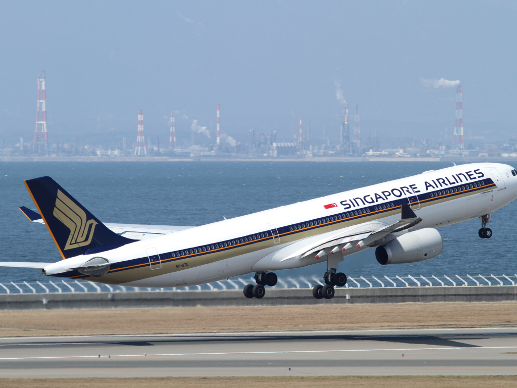 Самолет авиакомпании Singapore Airlines на взлете