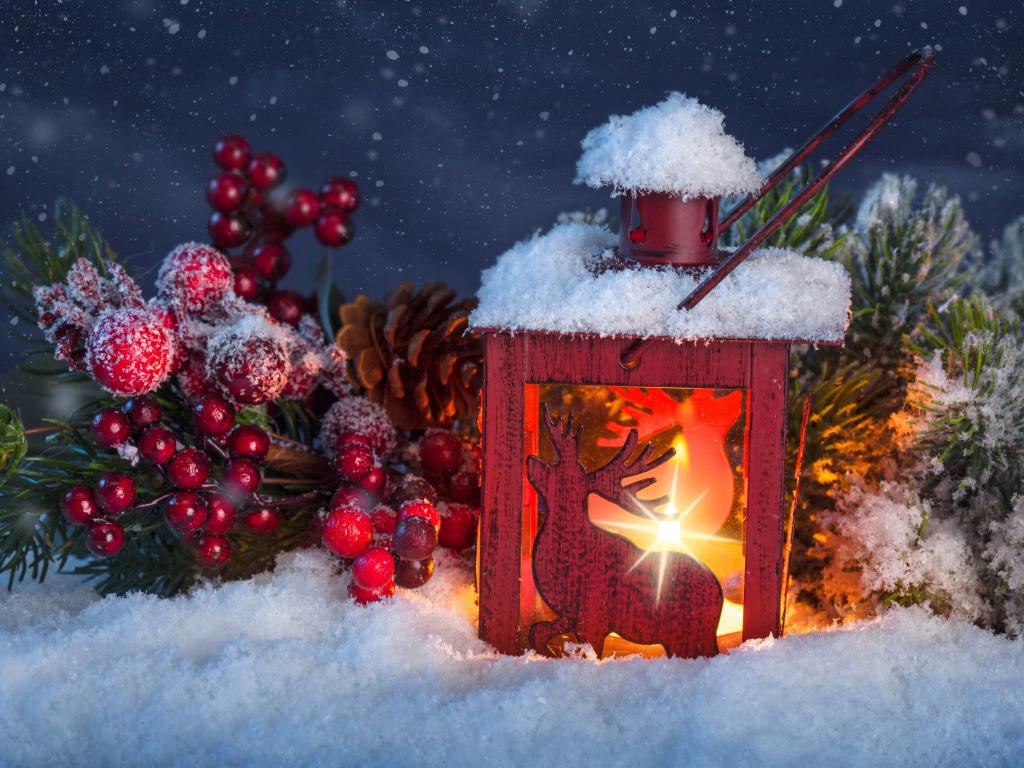 Рождественский фонарь на снегу с еловой веткой
