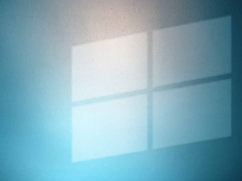 Окно операционной системы на голубом фоне