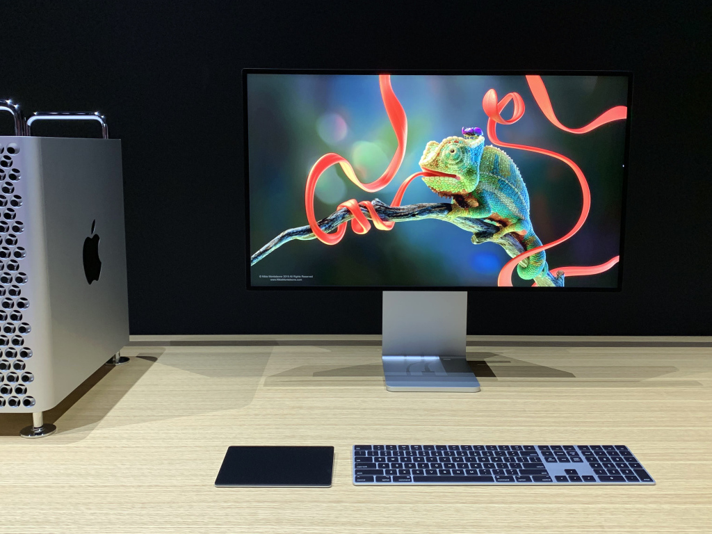Монитор Apple Pro Display XDR, 2019 на столе